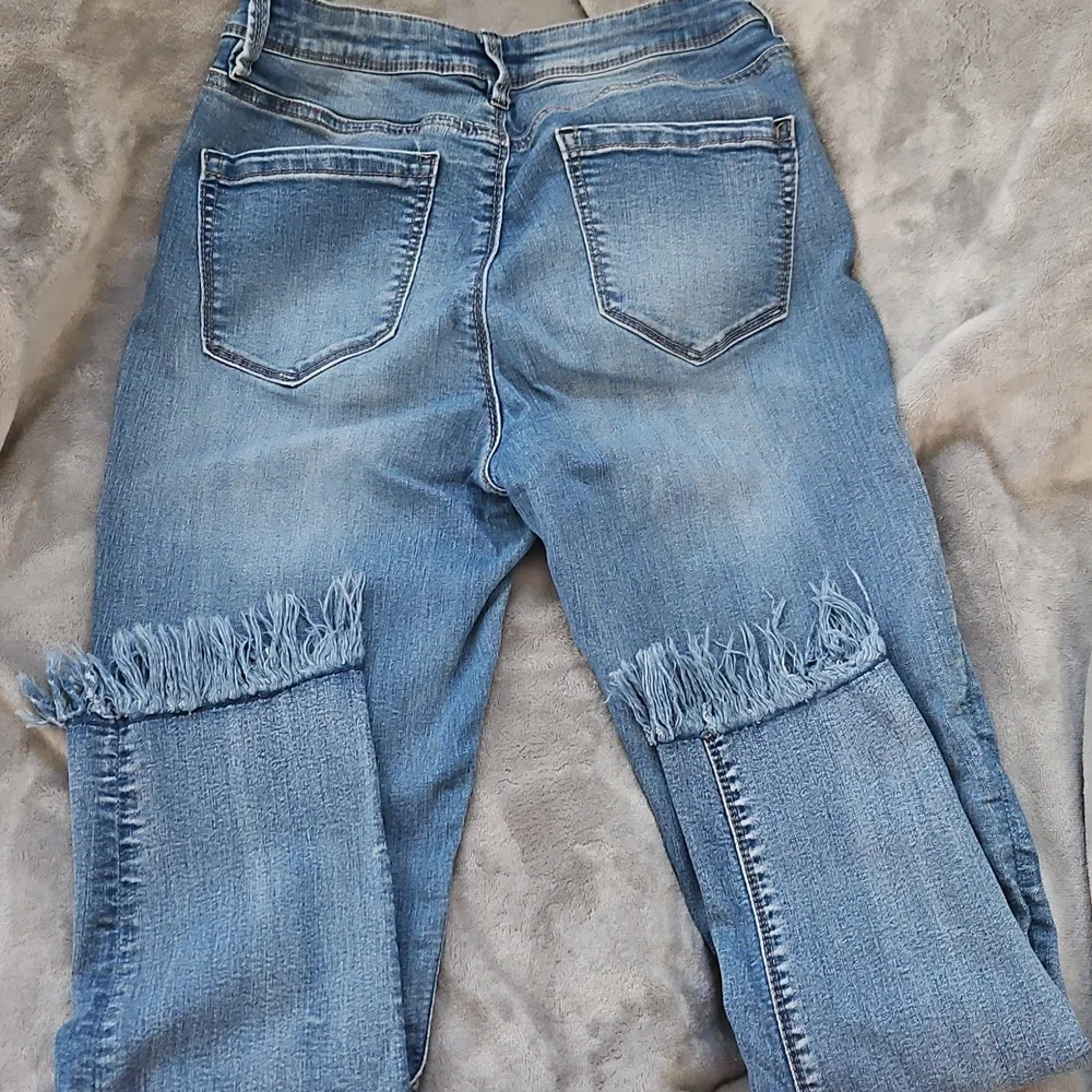 LADIE'S BLACK DAISY JEANS - Picture 4 of 5